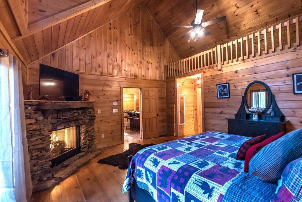 Private Creekside Cabin+Hot Tub,Pool Table, & Pets Ellijay Luaran gambar